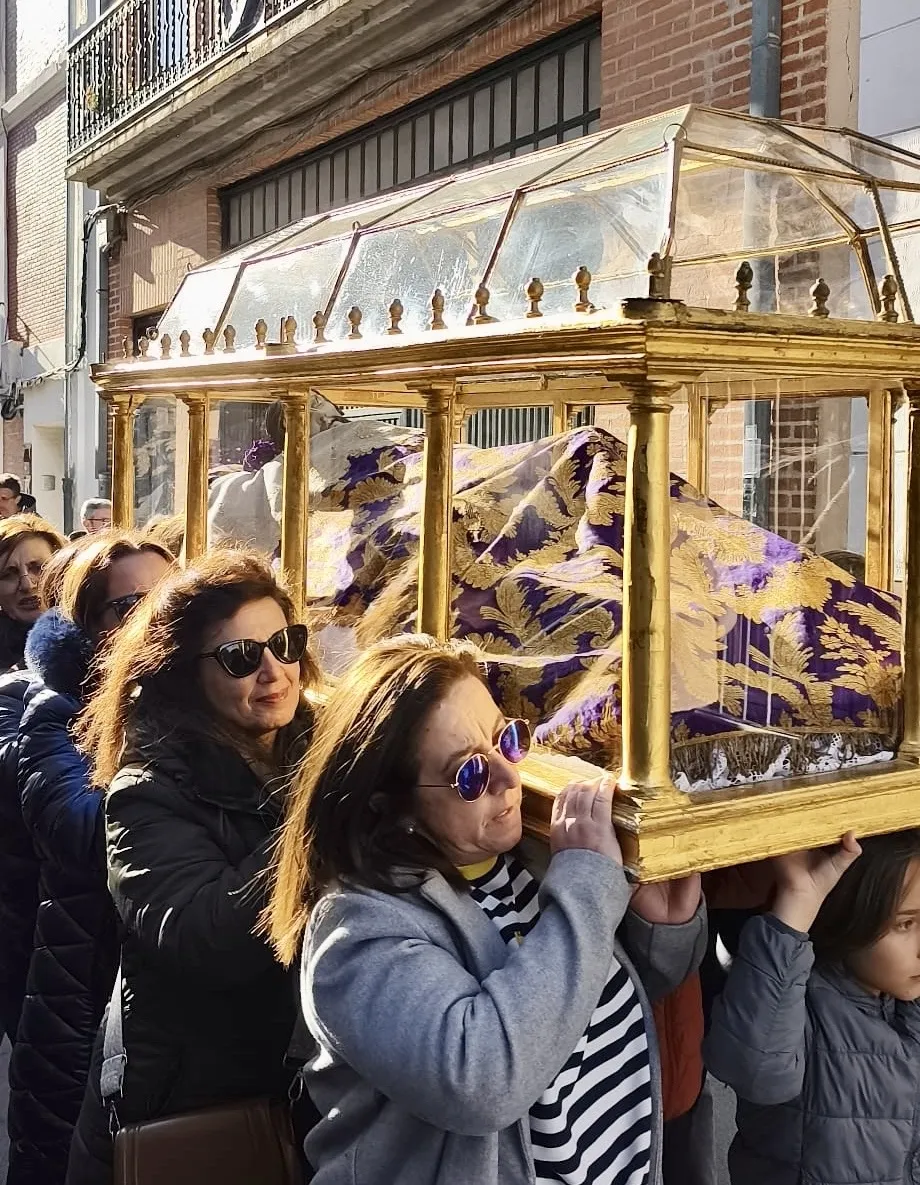 Foto 2 - Tradici&oacute;n y devoci&oacute;n acompa&ntilde;an al Santo Cristo de la Cama en su llegada a la ermita de San Luis