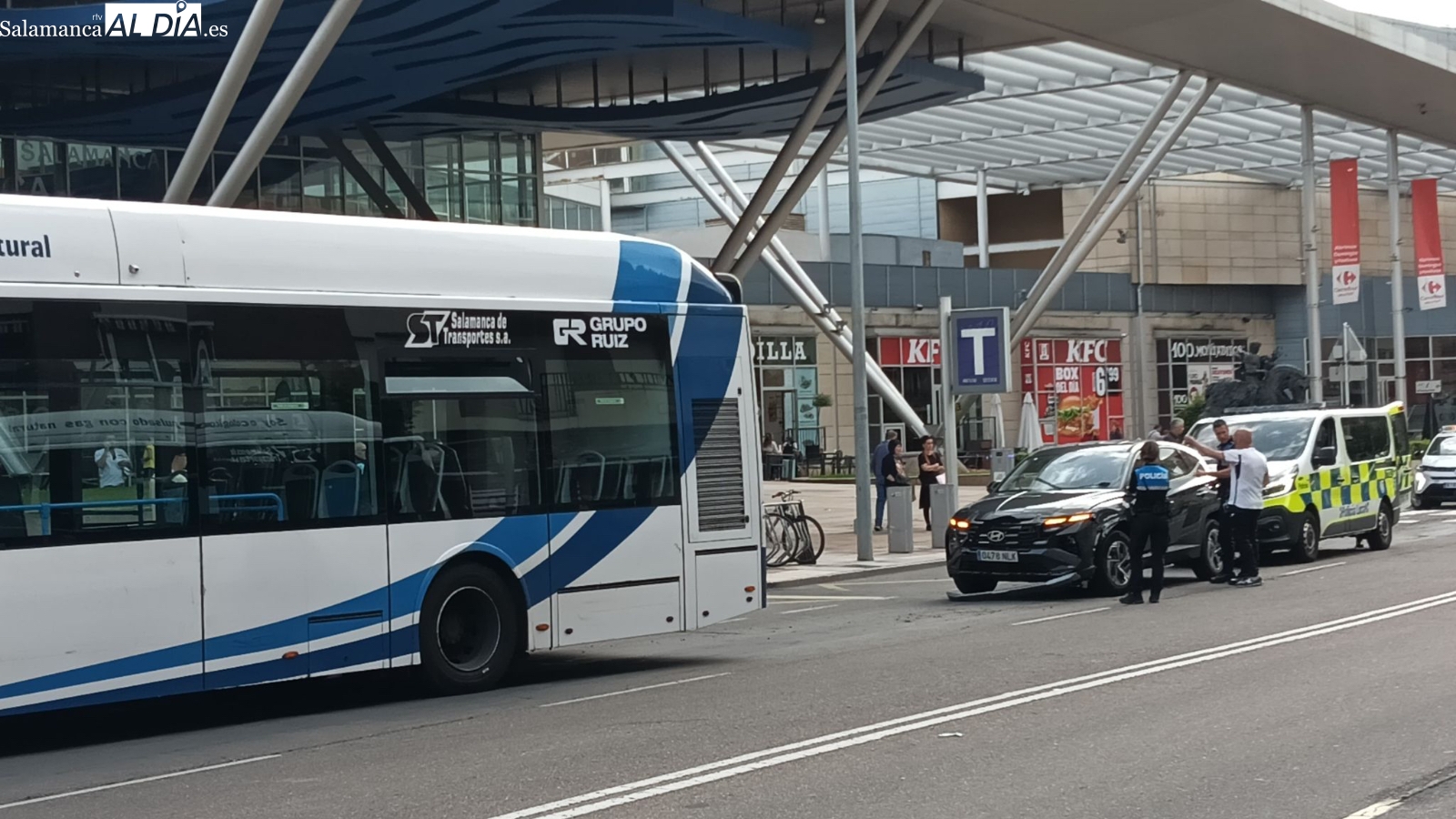 Accidente de autobús y coche en el paseo de la Estación