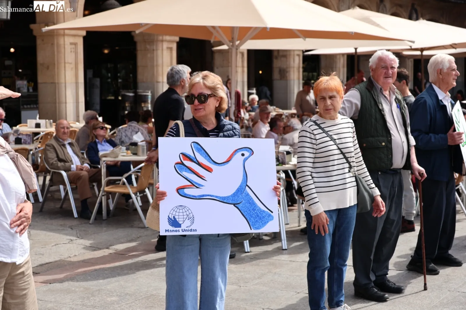 Manos Unidas clama contra el hambre y la guerra en un nuevo Abrazo a la Plaza | FOTOS: David Sañudo