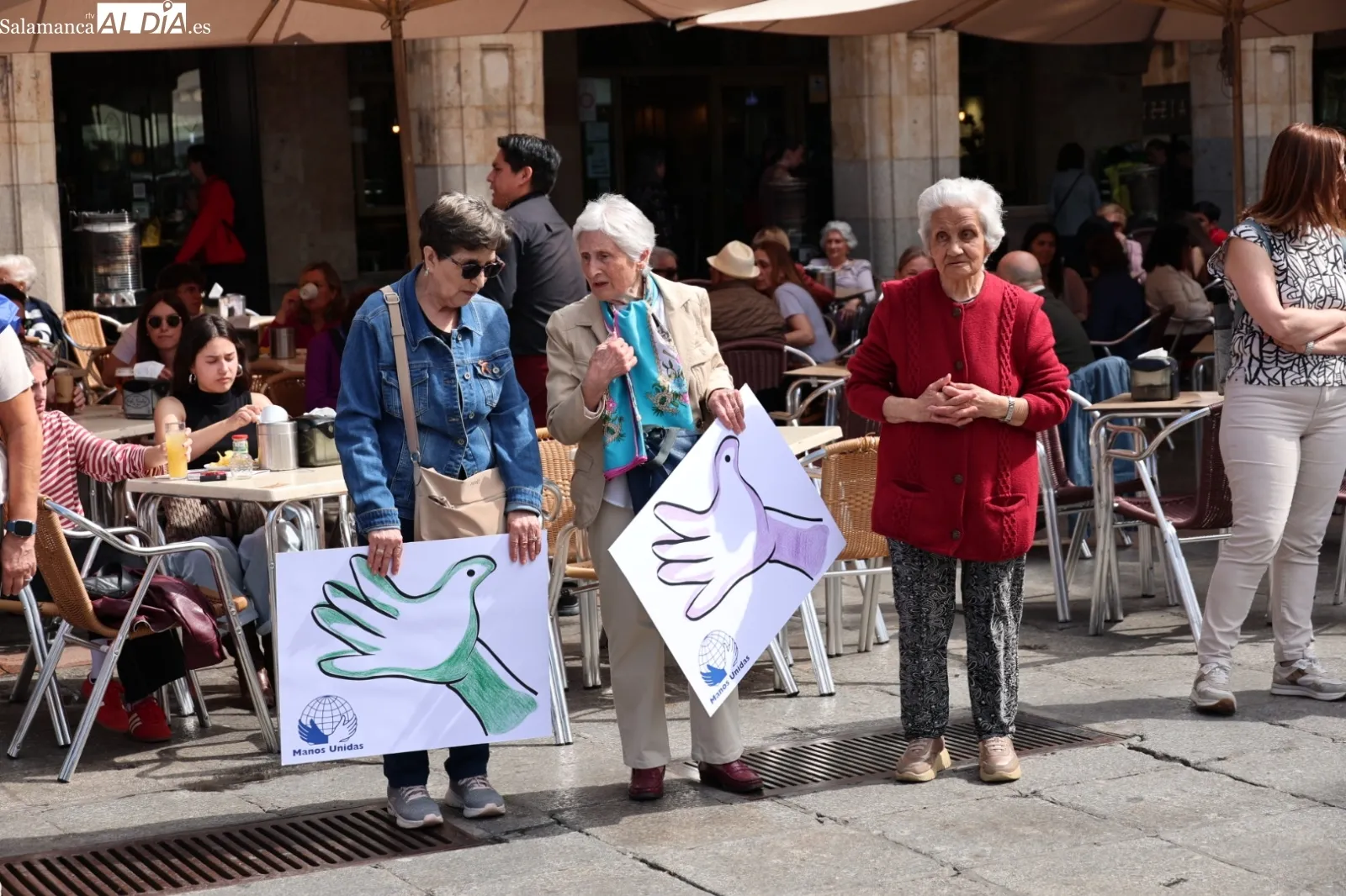 Manos Unidas clama contra el hambre y la guerra en un nuevo Abrazo a la Plaza | FOTOS: David Sañudo