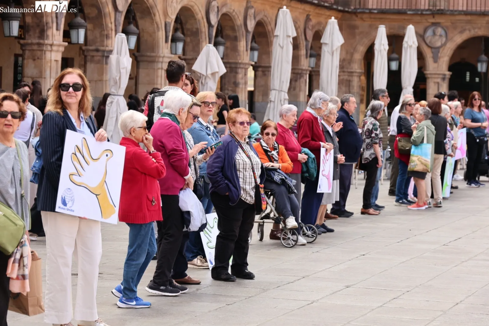 Manos Unidas clama contra el hambre y la guerra en un nuevo Abrazo a la Plaza | FOTOS: David Sañudo