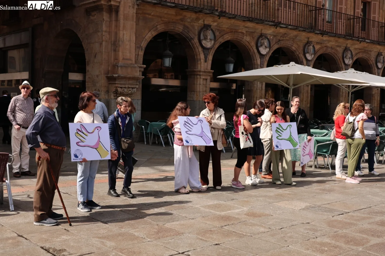 Manos Unidas clama contra el hambre y la guerra en un nuevo Abrazo a la Plaza | FOTOS: David Sañudo