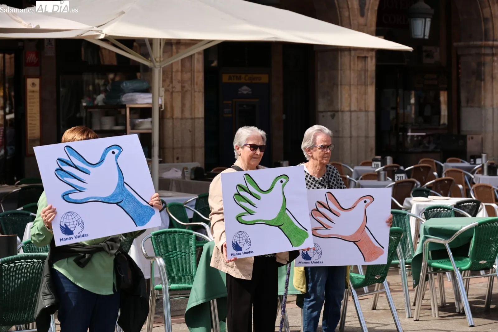 Manos Unidas clama contra el hambre y la guerra en un nuevo Abrazo a la Plaza | FOTOS: David Sañudo