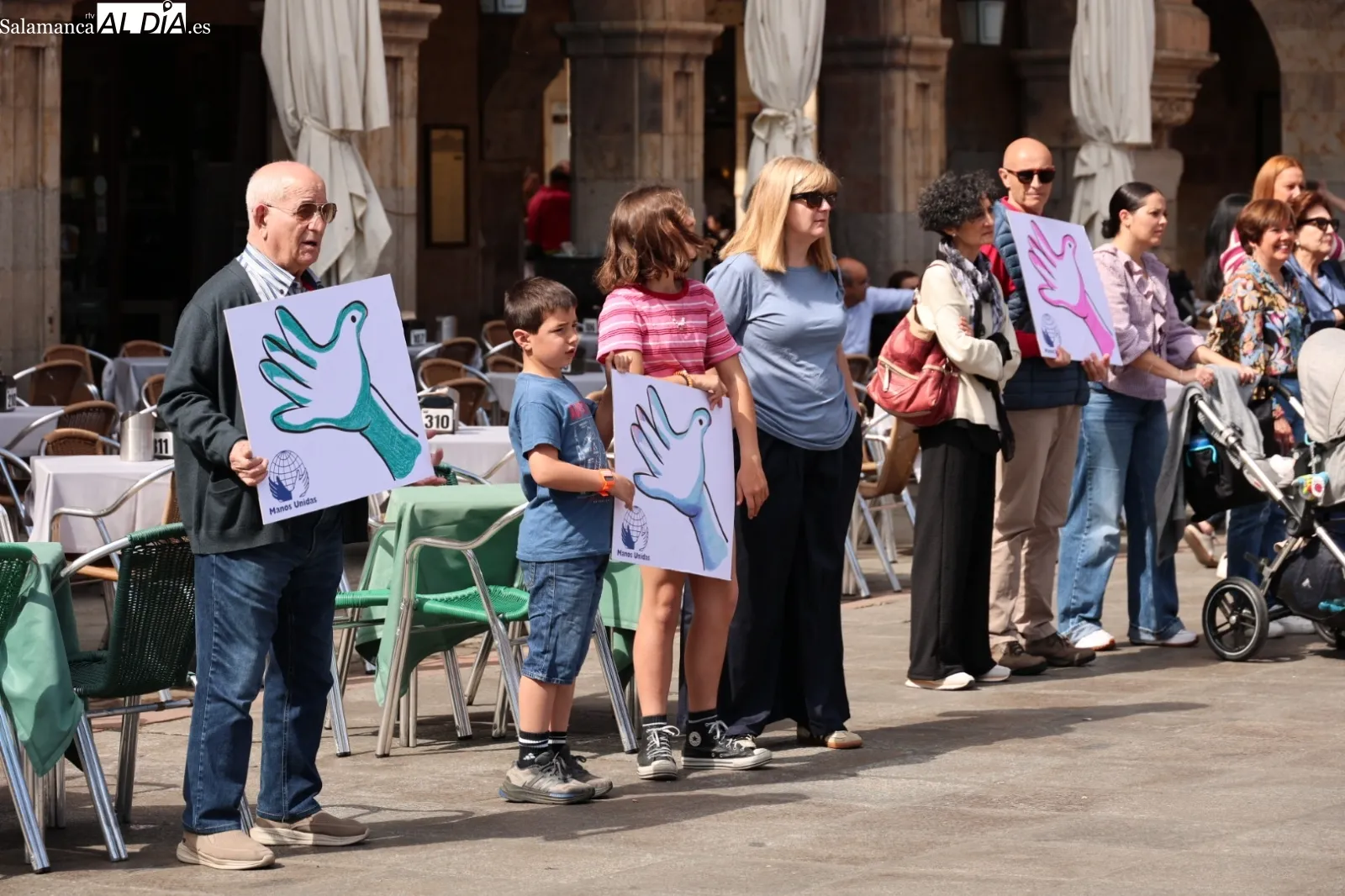 Manos Unidas clama contra el hambre y la guerra en un nuevo Abrazo a la Plaza | FOTOS: David Sañudo
