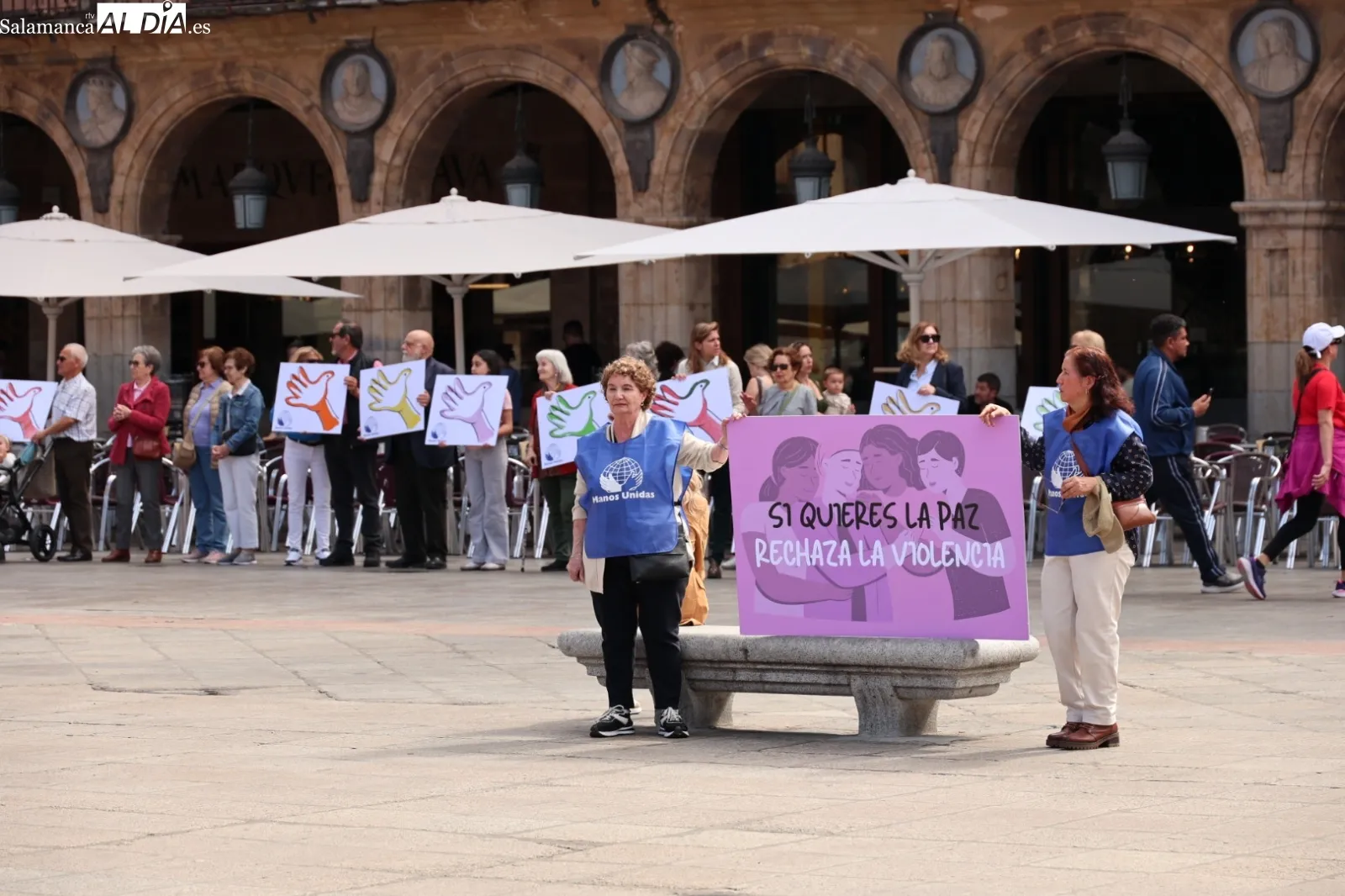 Manos Unidas clama contra el hambre y la guerra en un nuevo Abrazo a la Plaza | FOTOS: David Sañudo