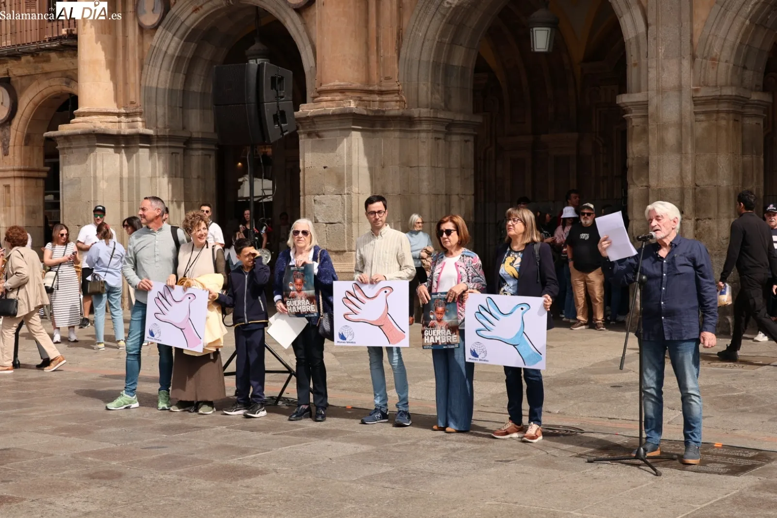 Manos Unidas clama contra el hambre y la guerra en un nuevo Abrazo a la Plaza | FOTOS: David Sañudo