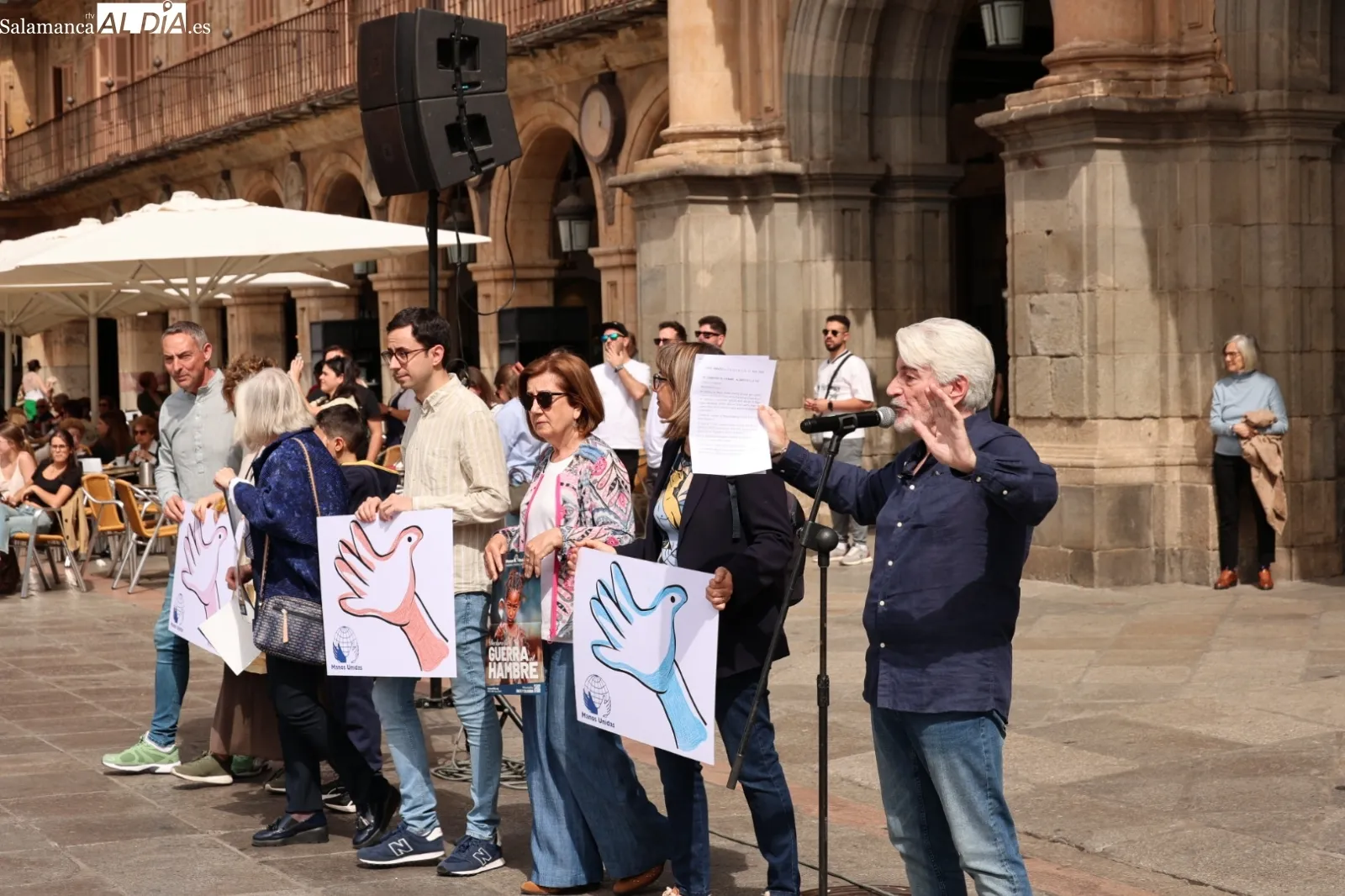 Manos Unidas clama contra el hambre y la guerra en un nuevo Abrazo a la Plaza | FOTOS: David Sañudo