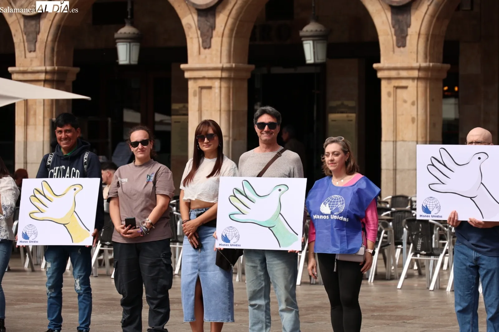 Manos Unidas clama contra el hambre y la guerra en un nuevo Abrazo a la Plaza | FOTOS: David Sañudo