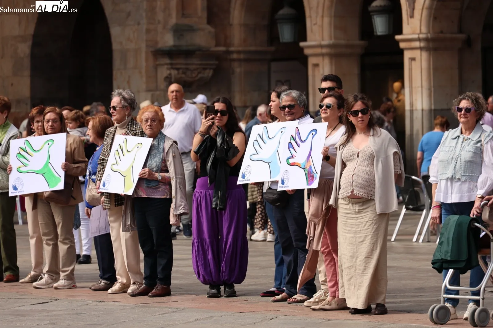 Manos Unidas clama contra el hambre y la guerra en un nuevo Abrazo a la Plaza | FOTOS: David Sañudo