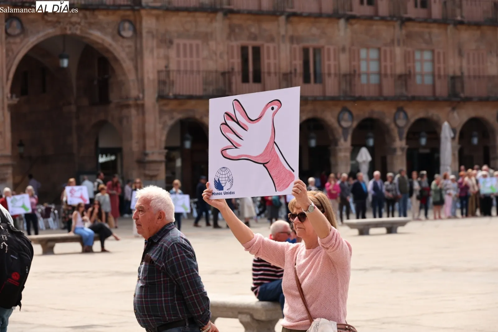 Manos Unidas clama contra el hambre y la guerra en un nuevo Abrazo a la Plaza | FOTOS: David Sañudo