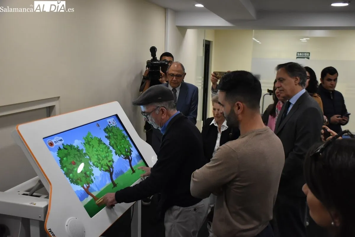 Así es Myro, el nuevo robot terapéutico de ASPACE para agilizar la rehabilitación de extremidades superiores | FOTOS: Toni Sánchez