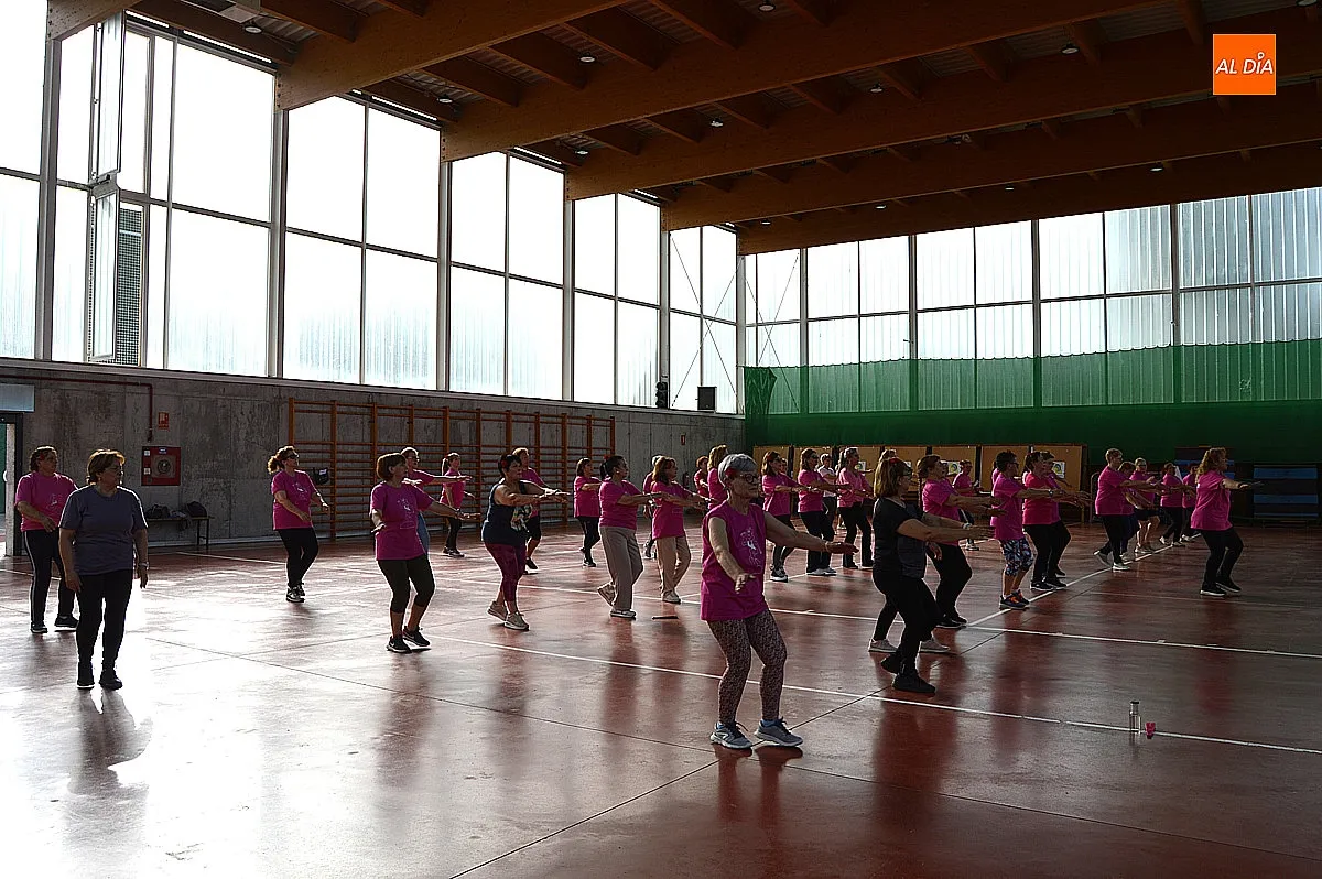 Asociación de amanecer actividad de zumba de temática feria de abril 
