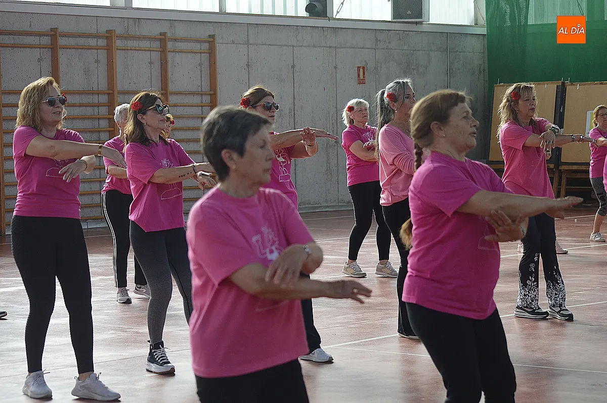 Asociación de amanecer actividad de zumba de temática feria de abril 