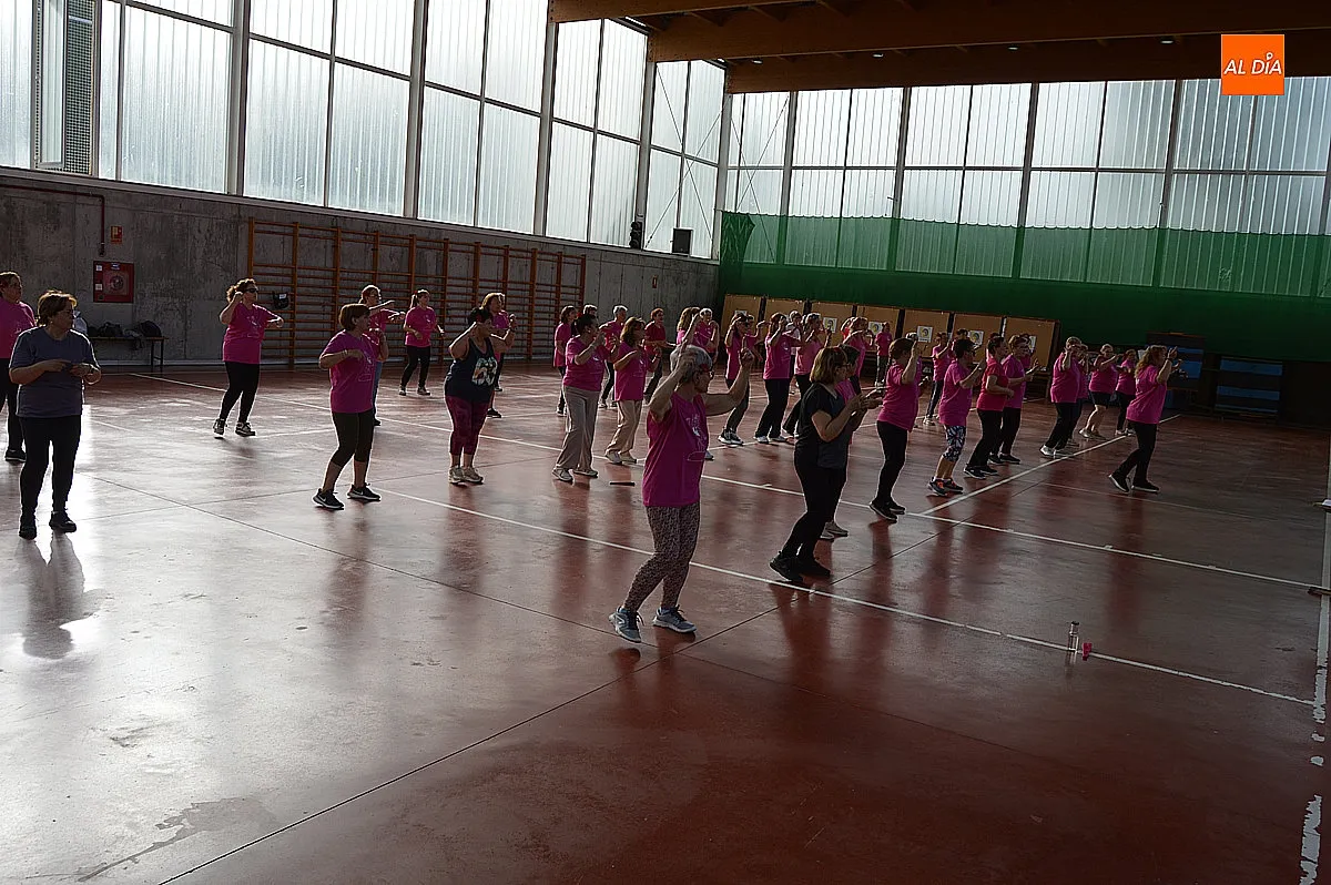 Asociación de amanecer actividad de zumba de temática feria de abril 