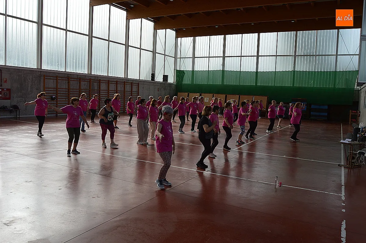 Asociación de amanecer actividad de zumba de temática feria de abril 