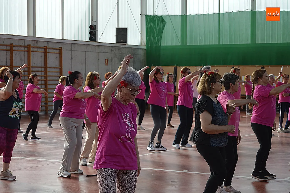 Asociación de amanecer actividad de zumba de temática feria de abril 