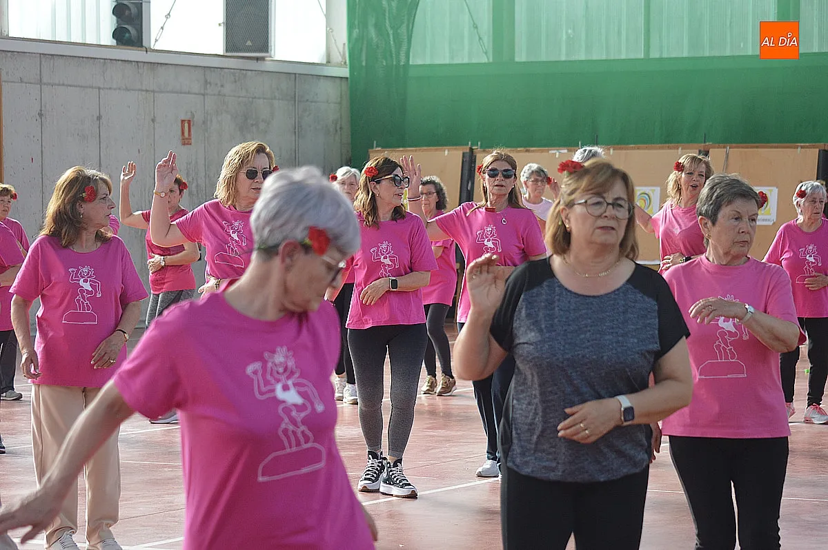 Asociación de amanecer actividad de zumba de temática feria de abril 