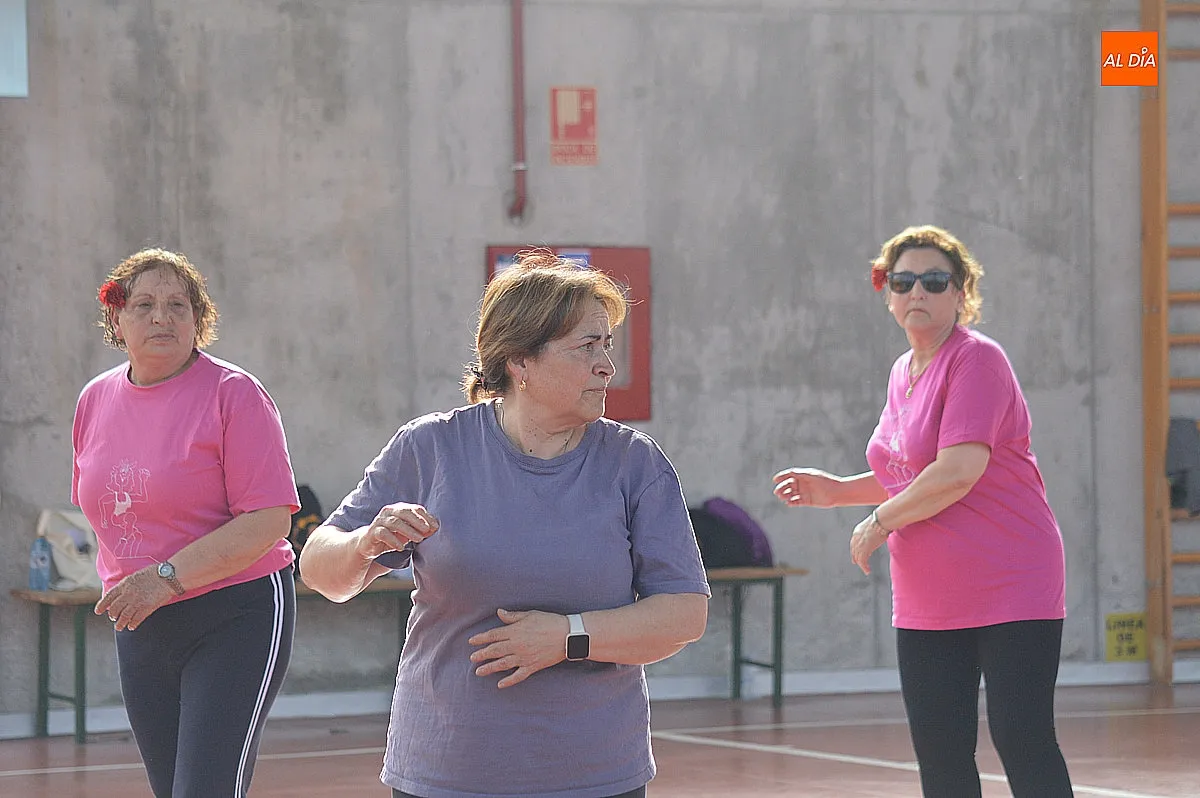 Asociación de amanecer actividad de zumba de temática feria de abril 