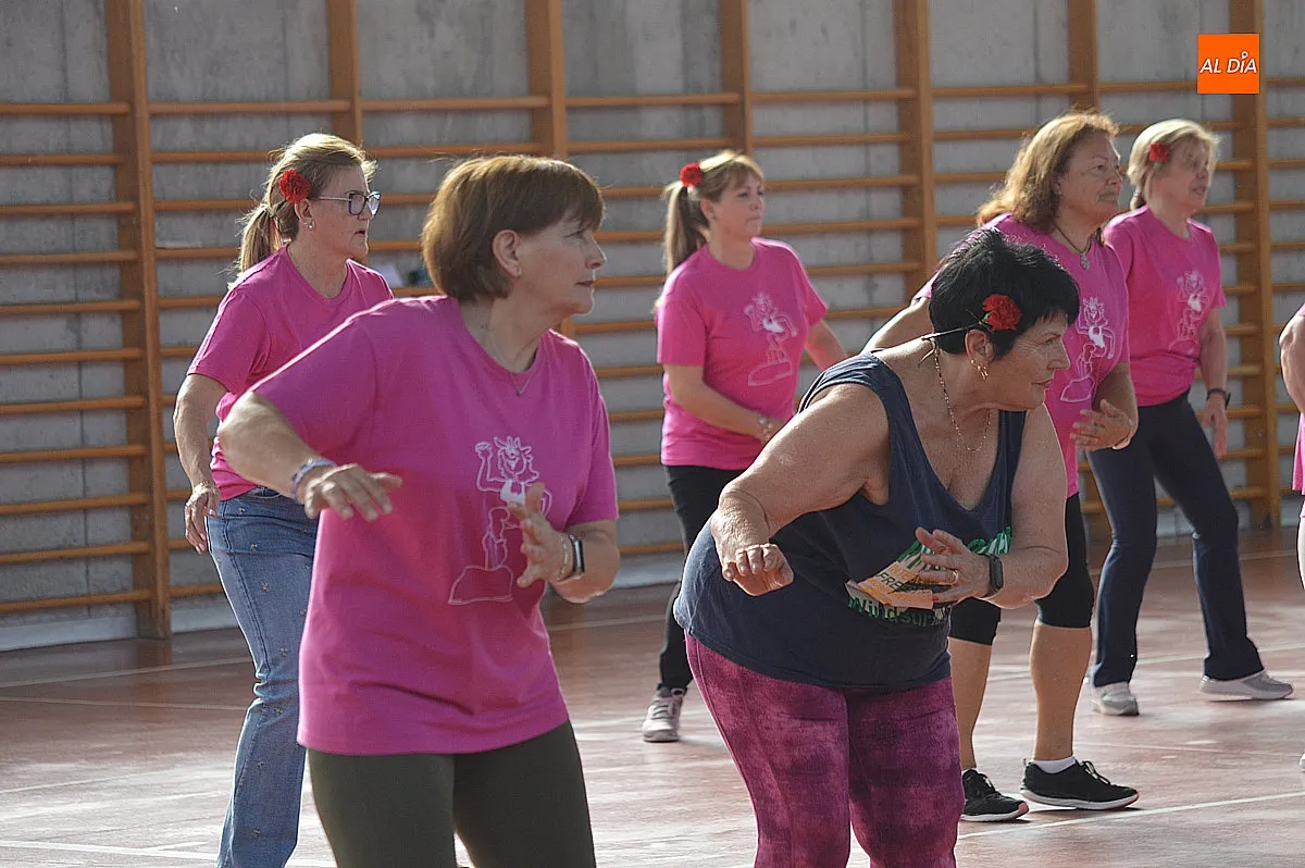 Asociación de amanecer actividad de zumba de temática feria de abril 