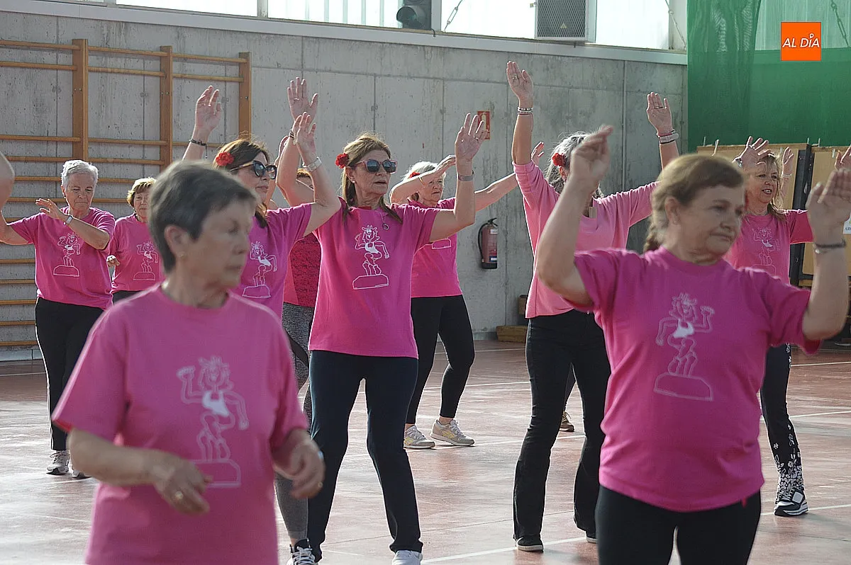 Asociación de amanecer actividad de zumba de temática feria de abril 