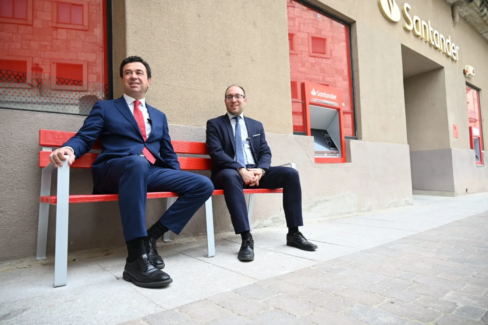 Presentación de los bancos creados con tarjetas de crédito recicladas, donados por el Banco Santander 