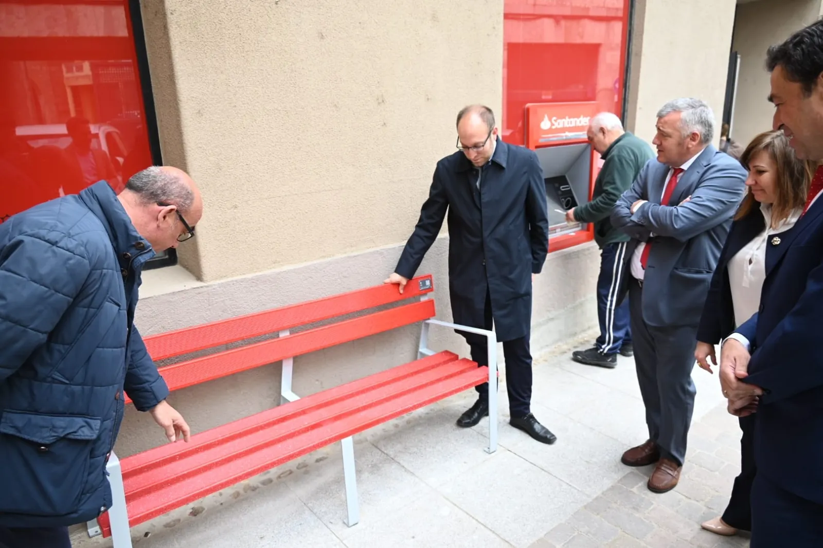 Presentación de los bancos creados con tarjetas de crédito recicladas, donados por el Banco Santander 