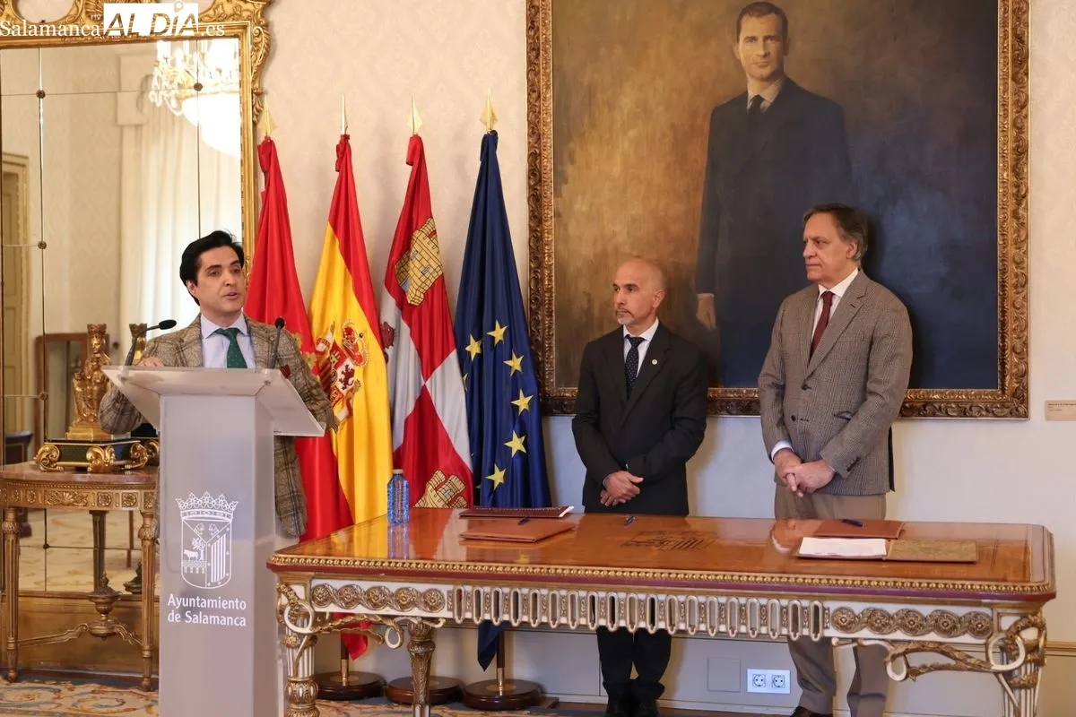 En la firma han participado el alcalde de Salamanca, Carlos García Carbayo; el director gerente de la FGUSAL, Óscar González; y el CEO de Startup Olé, Emilio Corchado. Foto de David Sañudo
