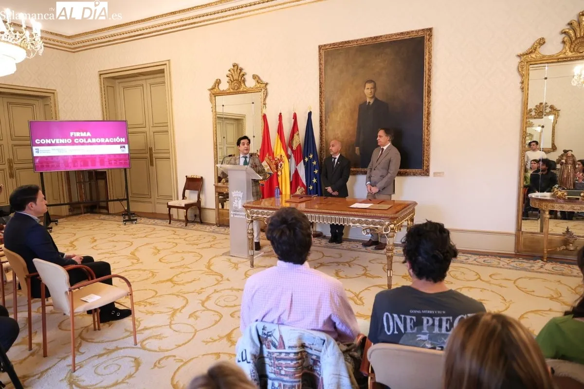 En la firma han participado el alcalde de Salamanca, Carlos García Carbayo; el director gerente de la FGUSAL, Óscar González; y el CEO de Startup Olé, Emilio Corchado. Foto de David Sañudo