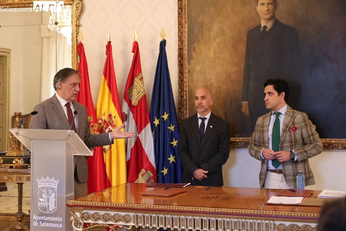 En la firma han participado el alcalde de Salamanca, Carlos García Carbayo; el director gerente de la FGUSAL, Óscar González; y el CEO de Startup Olé, Emilio Corchado. Foto de David Sañudo