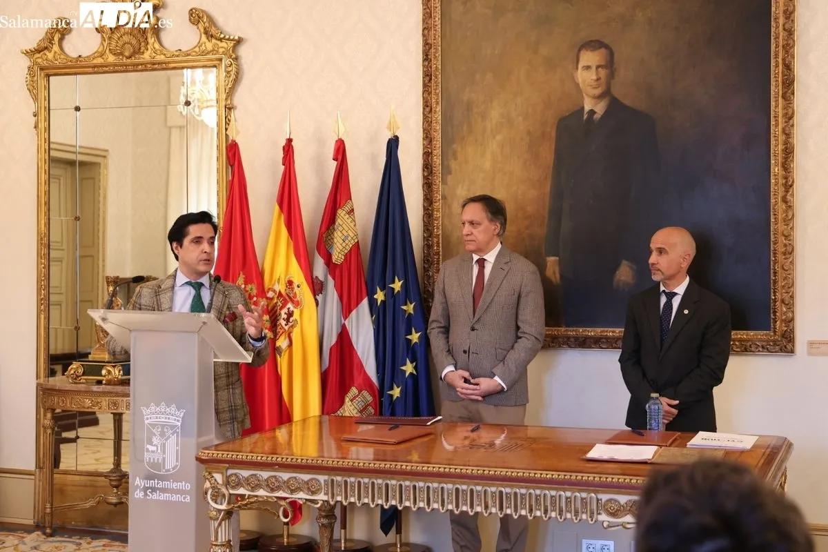 En la firma han participado el alcalde de Salamanca, Carlos García Carbayo; el director gerente de la FGUSAL, Óscar González; y el CEO de Startup Olé, Emilio Corchado. Foto de David Sañudo