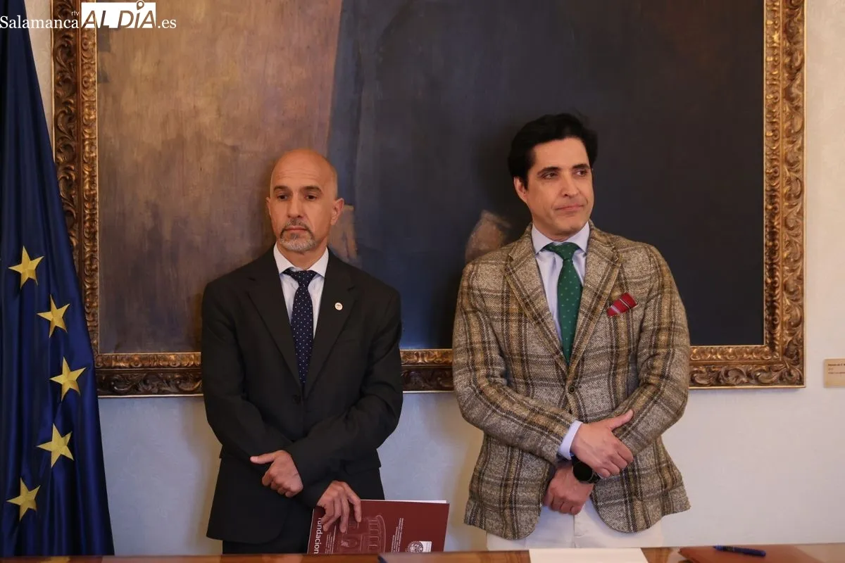 En la firma han participado el alcalde de Salamanca, Carlos García Carbayo; el director gerente de la FGUSAL, Óscar González; y el CEO de Startup Olé, Emilio Corchado. Foto de David Sañudo