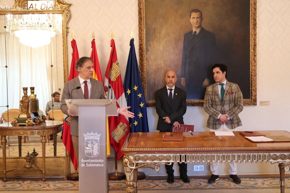 En la firma han participado el alcalde de Salamanca, Carlos García Carbayo; el director gerente de la FGUSAL, Óscar González; y el CEO de Startup Olé, Emilio Corchado. Foto de David Sañudo