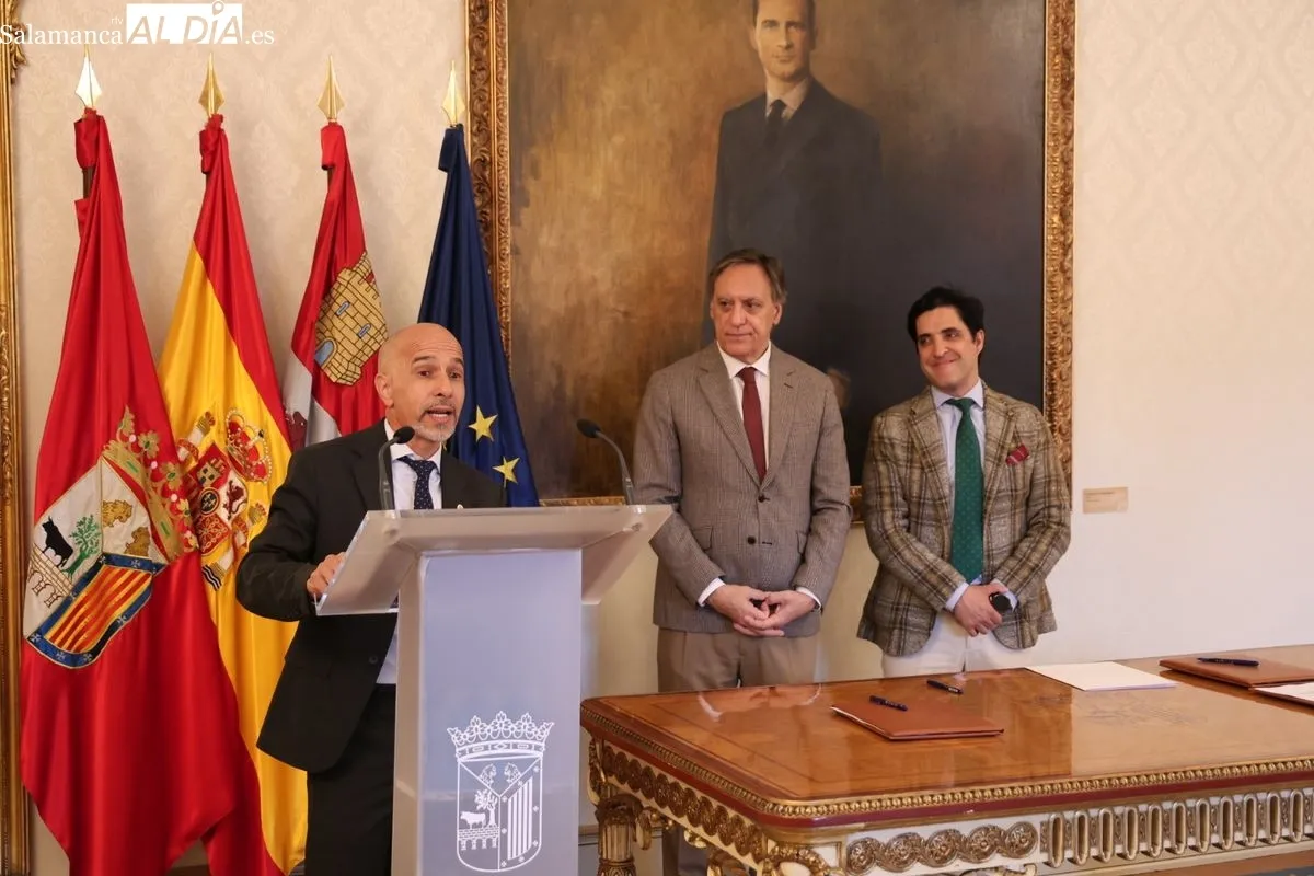 En la firma han participado el alcalde de Salamanca, Carlos García Carbayo; el director gerente de la FGUSAL, Óscar González; y el CEO de Startup Olé, Emilio Corchado. Foto de David Sañudo
