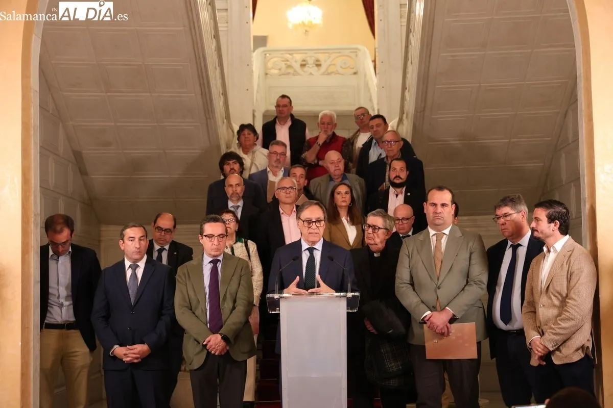 Anuncio en el Ayuntamiento de la movilización de la plataforma en defensa de las conexiones ferroviarias de Salamanca. Foto de David Sañudo