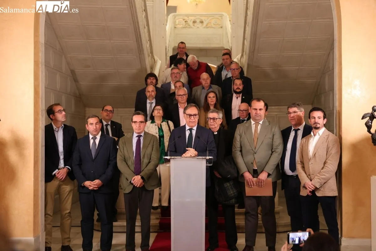 Anuncio en el Ayuntamiento de la movilización de la plataforma en defensa de las conexiones ferroviarias de Salamanca. Foto de David Sañudo