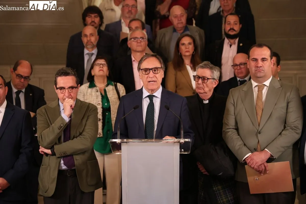 Anuncio en el Ayuntamiento de la movilización de la plataforma en defensa de las conexiones ferroviarias de Salamanca. Foto de David Sañudo