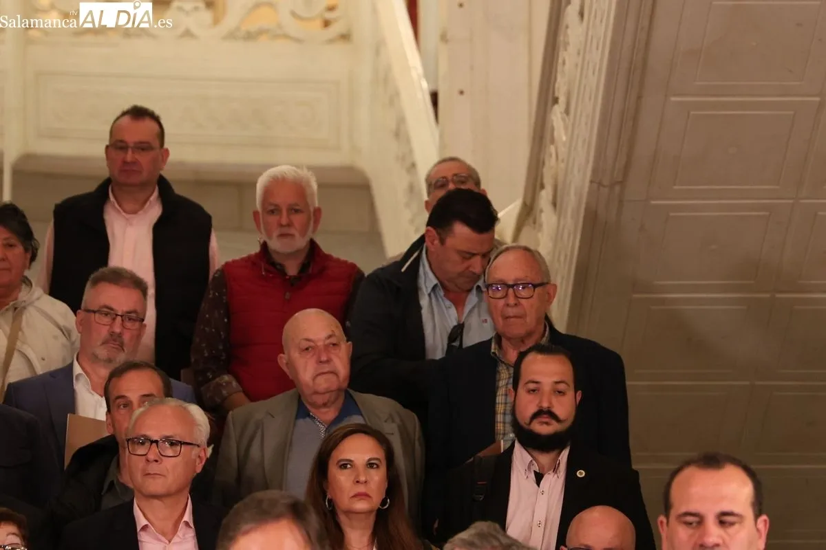Anuncio en el Ayuntamiento de la movilización de la plataforma en defensa de las conexiones ferroviarias de Salamanca. Foto de David Sañudo
