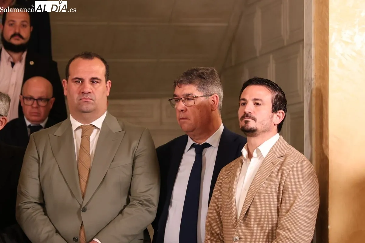 Anuncio en el Ayuntamiento de la movilización de la plataforma en defensa de las conexiones ferroviarias de Salamanca. Foto de David Sañudo