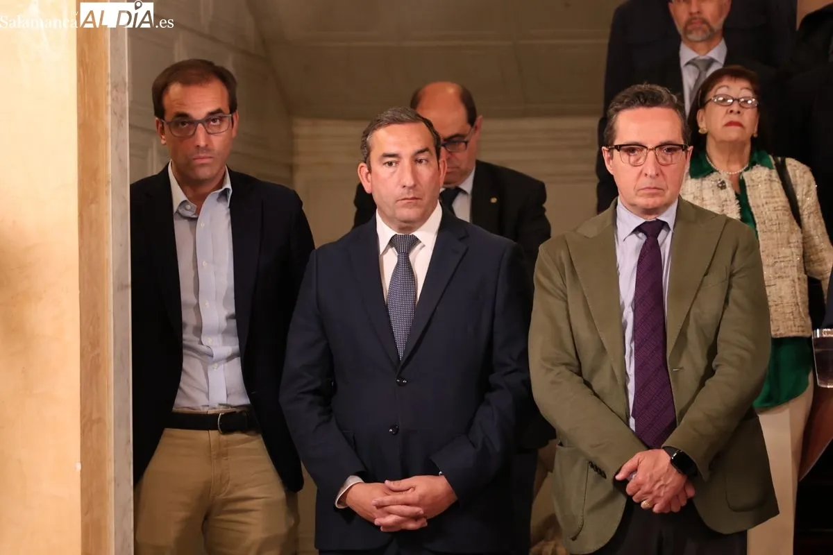 Anuncio en el Ayuntamiento de la movilización de la plataforma en defensa de las conexiones ferroviarias de Salamanca. Foto de David Sañudo