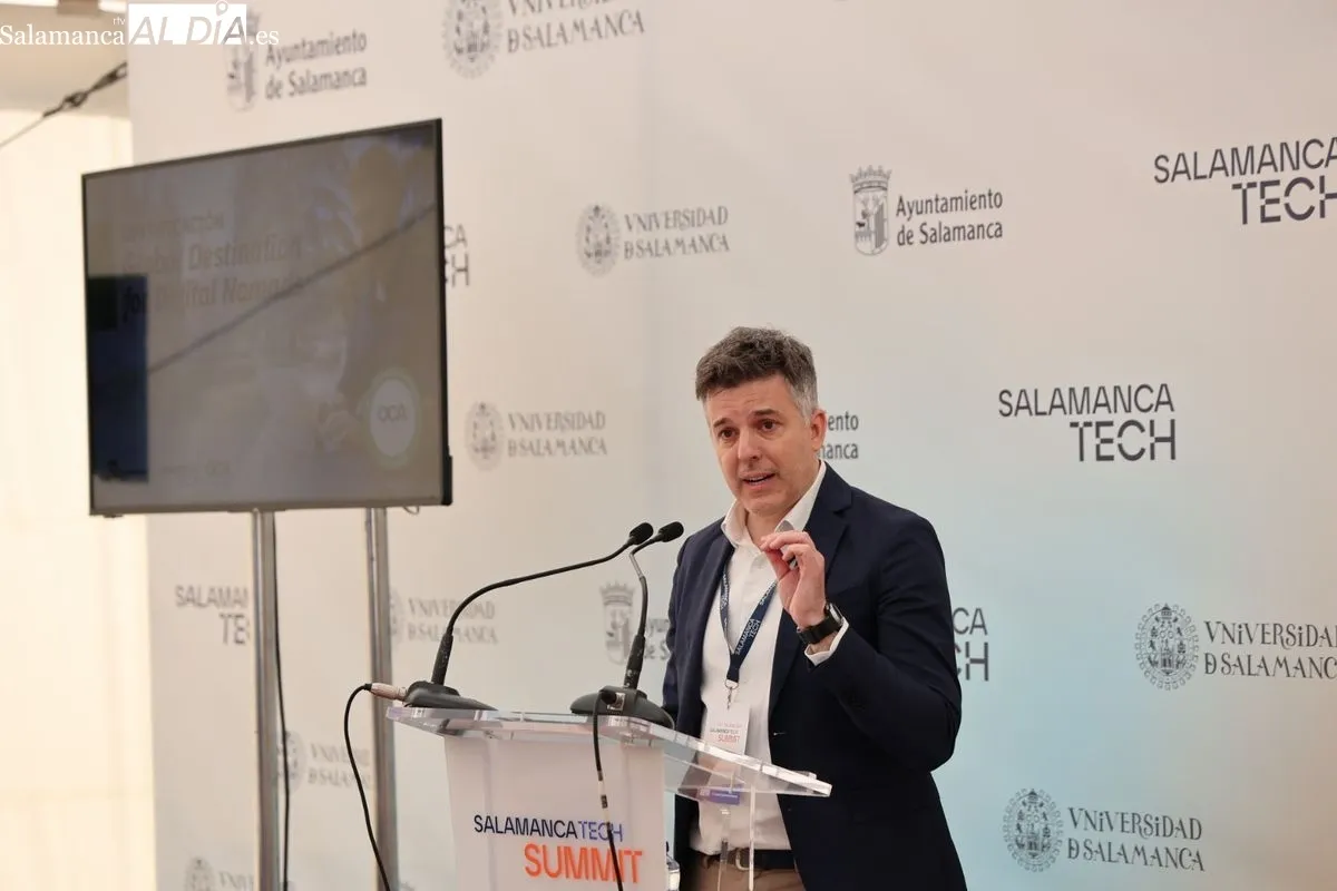 Carlos García Carbayo, ha recogido la acreditación de manos del responsable de explotación de la zona centro de OCA Global, Rafael González, y de la delegada en Castilla y León, Patricia Gálvez. Foto D. S.