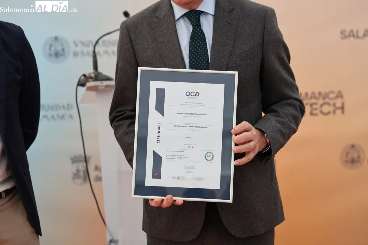 Carlos García Carbayo, ha recogido la acreditación de manos del responsable de explotación de la zona centro de OCA Global, Rafael González, y de la delegada en Castilla y León, Patricia Gálvez. Foto D. S.