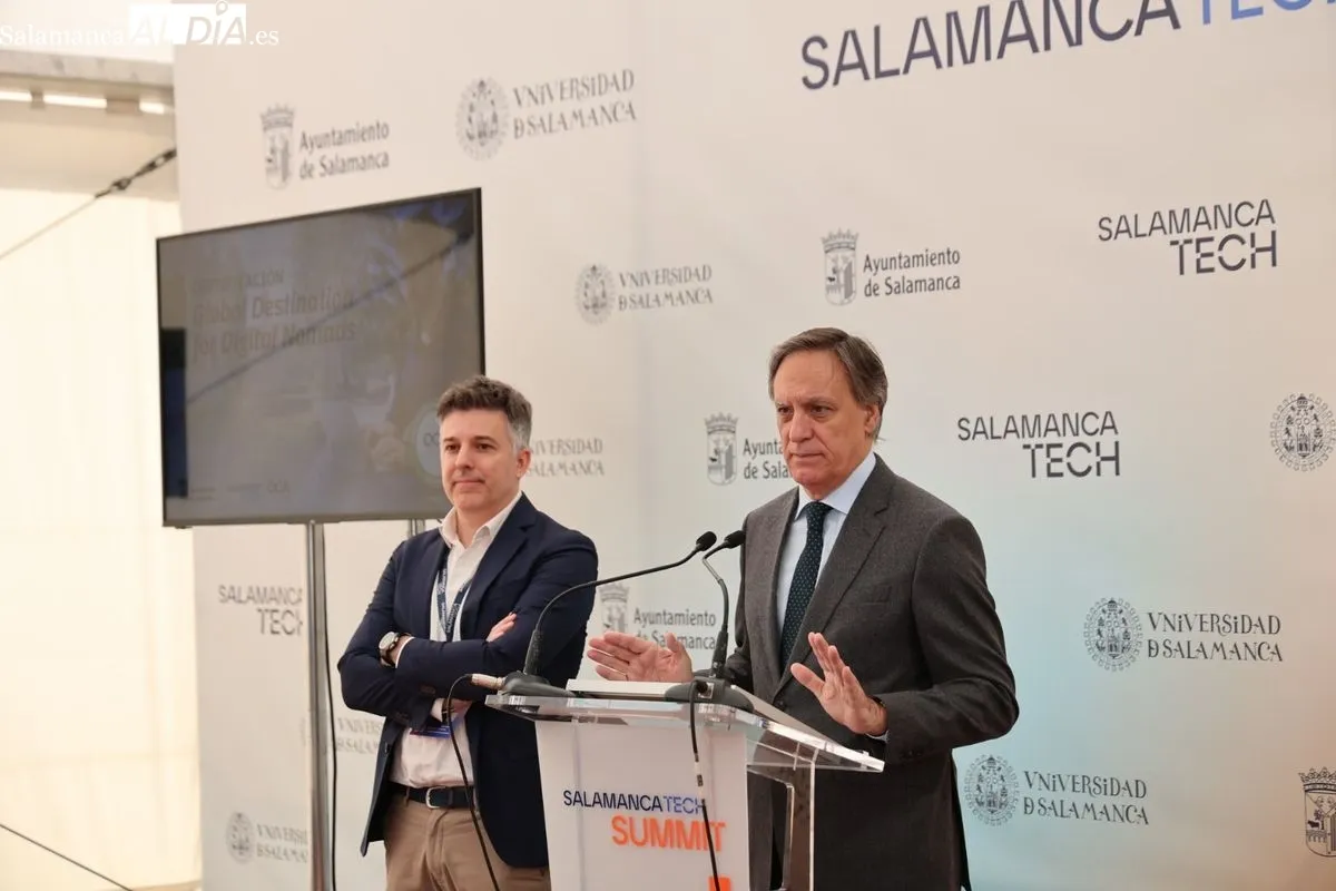 Carlos García Carbayo, ha recogido la acreditación de manos del responsable de explotación de la zona centro de OCA Global, Rafael González, y de la delegada en Castilla y León, Patricia Gálvez. Foto D. S.
