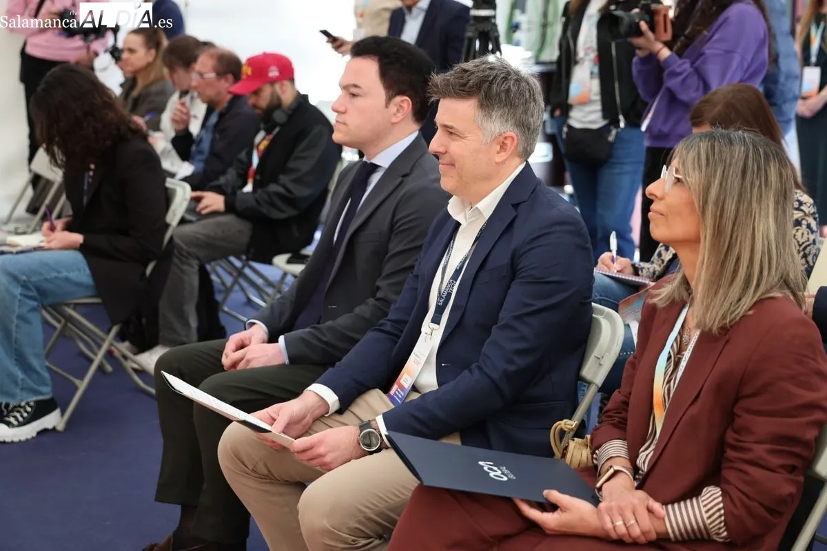 Carlos García Carbayo, ha recogido la acreditación de manos del responsable de explotación de la zona centro de OCA Global, Rafael González, y de la delegada en Castilla y León, Patricia Gálvez. Foto D. S.