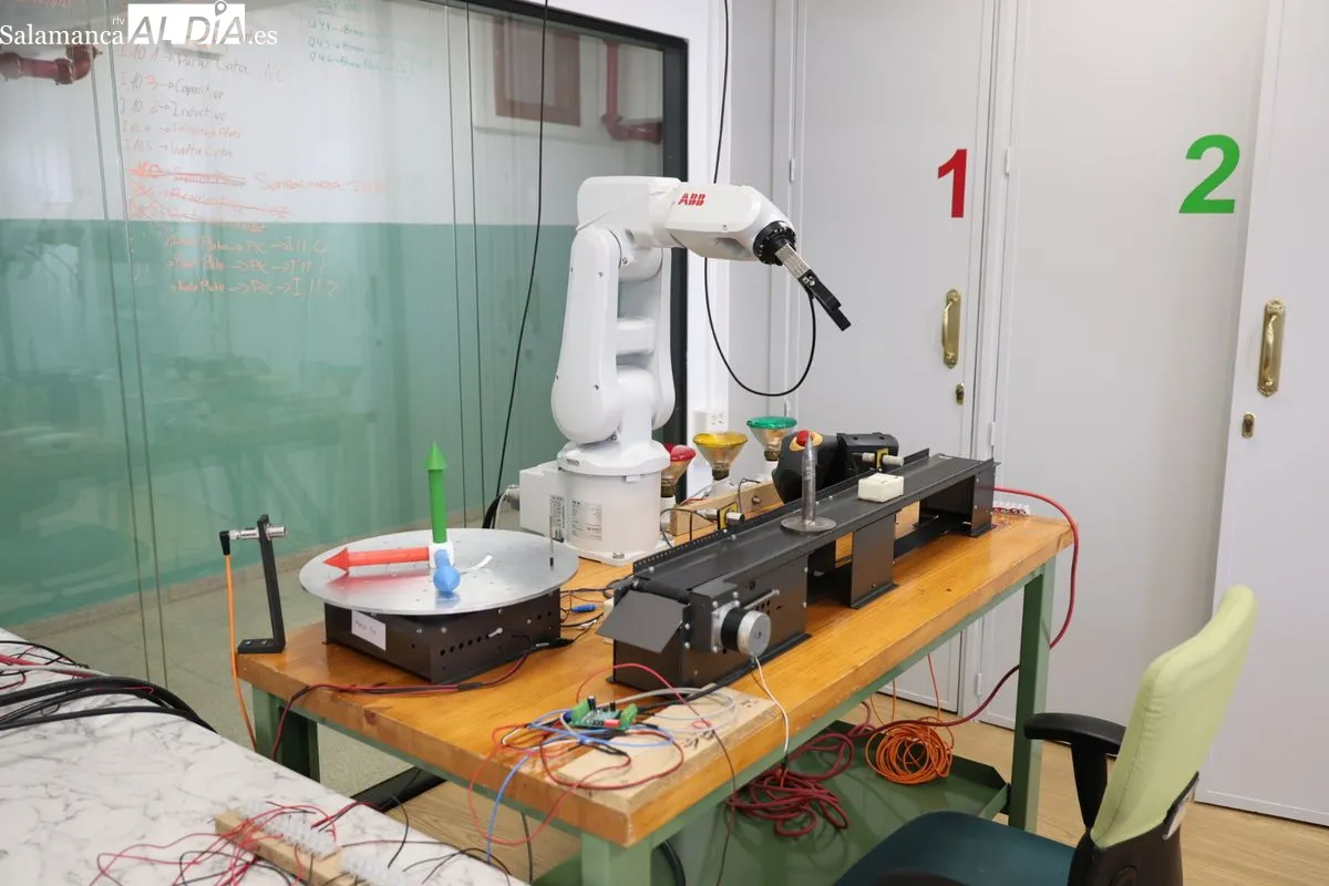 Visita del alcalde de Salamanca, Carlos García Carbayo, al Centro Integrado de Formación Profesional (CIFP) Río Tormes. Foto de David Sañudo