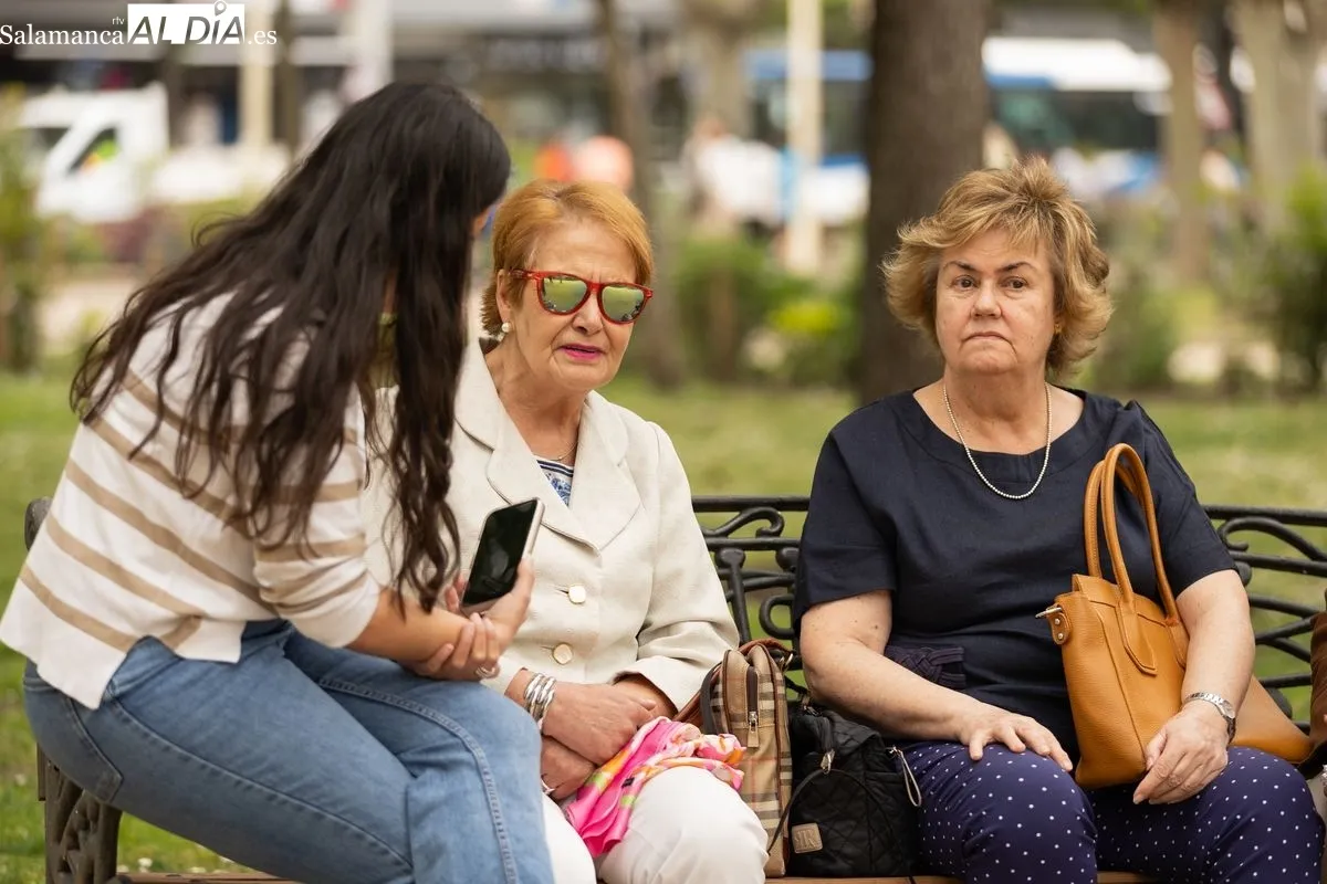 Mariluz y Vicky, dos usuarias de los talleres grupales del duelo de la Asociación Española Contra el Cáncer en Salamanca, durante la entrevista | FOTOS: David Sañudo 