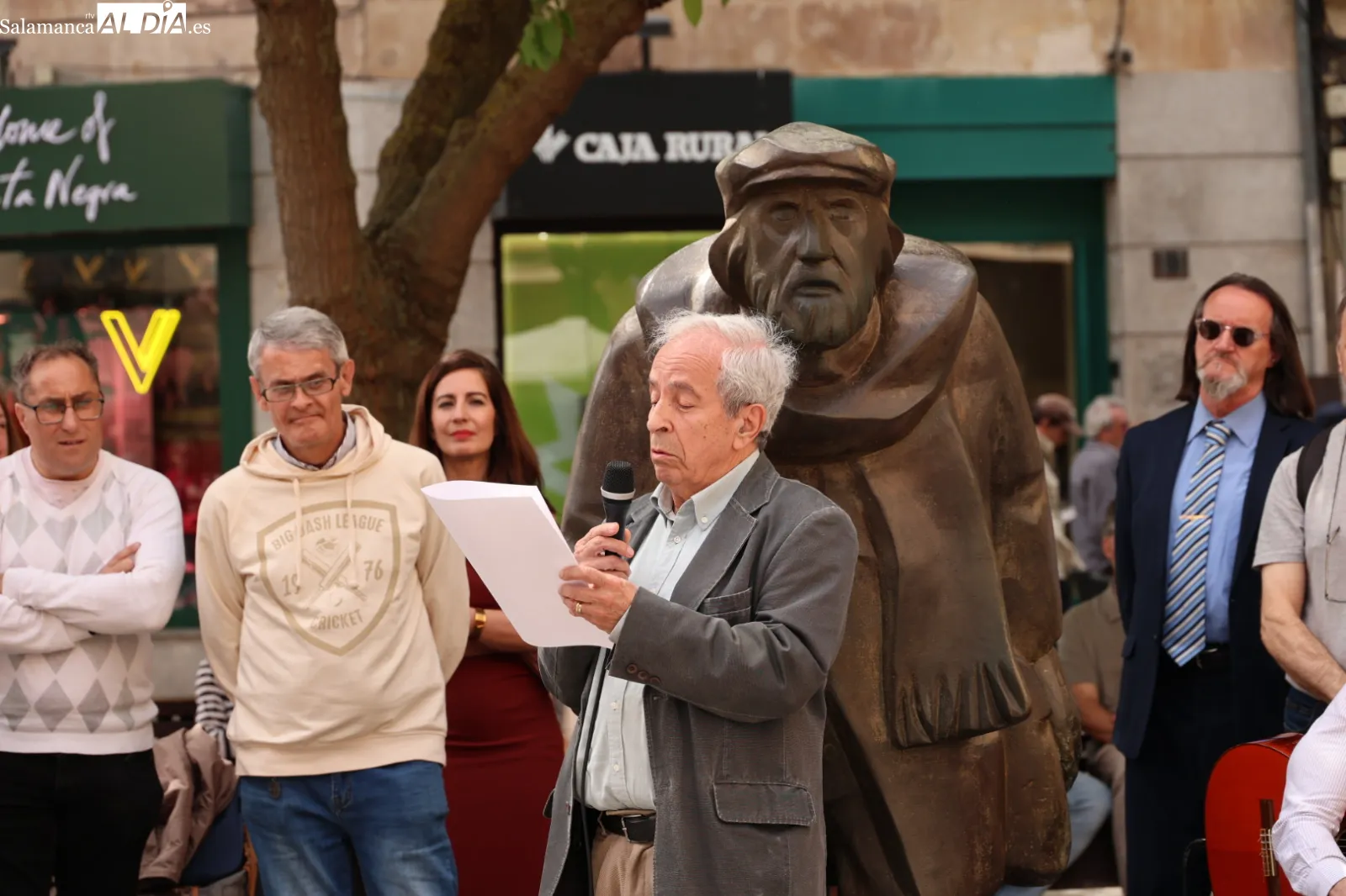 La plaza del Corrillo rinde un homenaje a Adares y Agustín Casillas | Fotos: David Sañudo