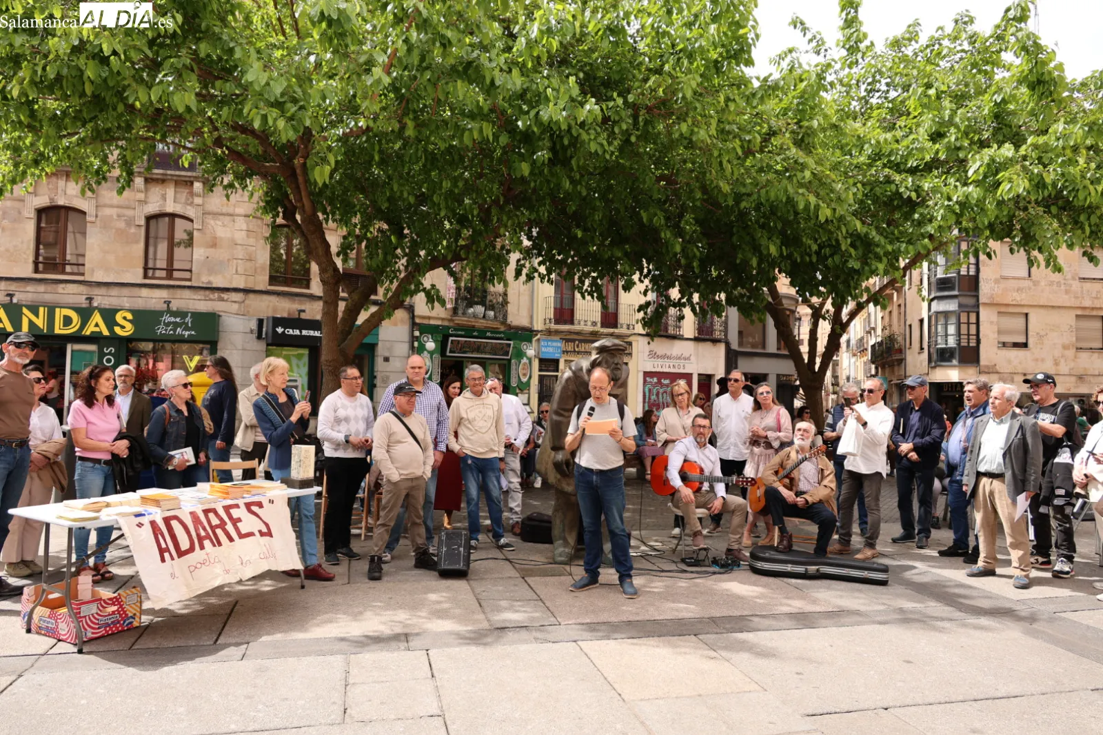 La plaza del Corrillo rinde un homenaje a Adares y Agustín Casillas | Fotos: David Sañudo