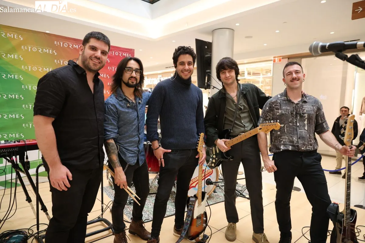 El grupo salmantinos Carameloraro ha presentado su gira nacional en el centro comercial El Tormes. Fotos: David Sañudo