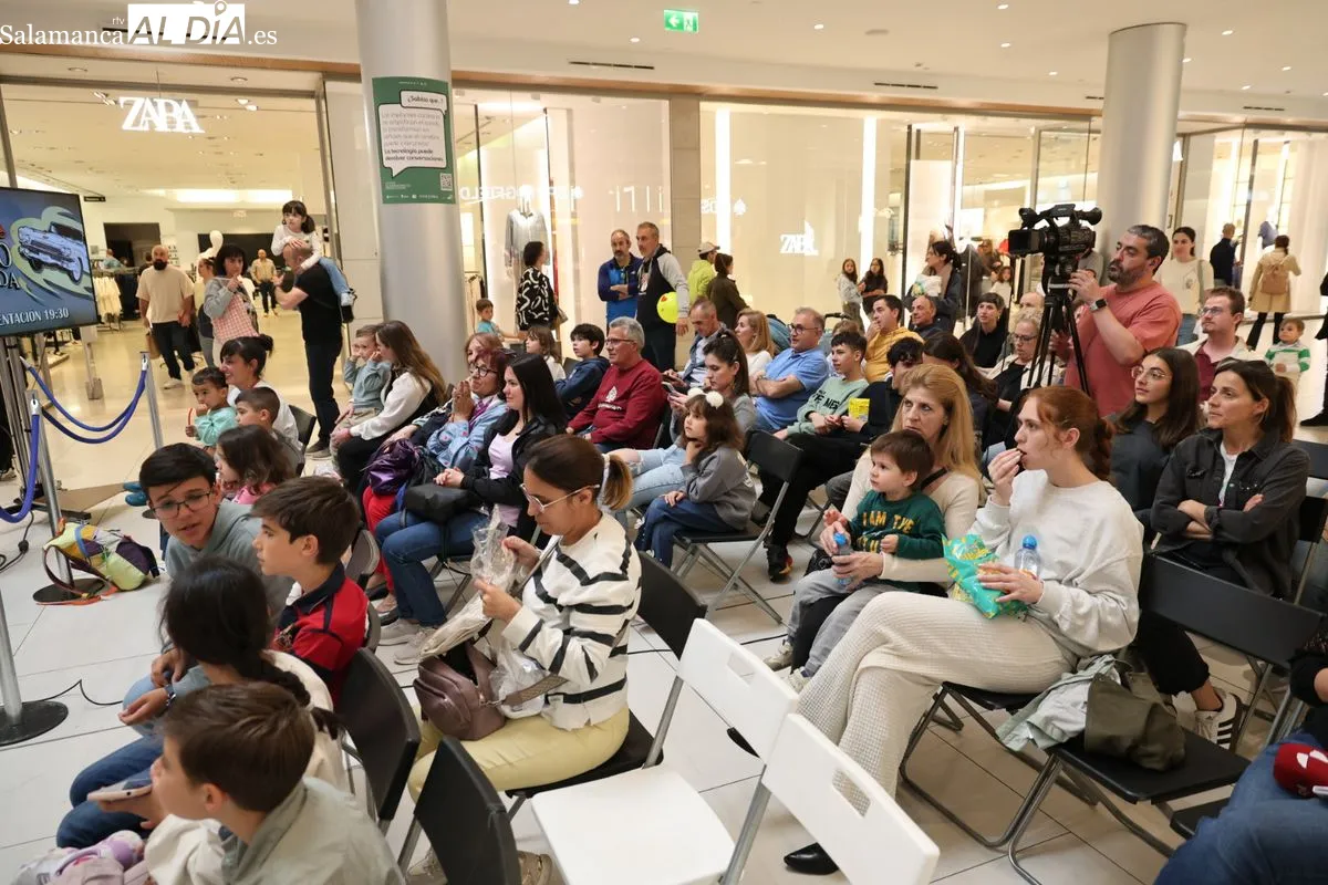 El grupo salmantinos Carameloraro ha presentado su gira nacional en el centro comercial El Tormes. Fotos: David Sañudo