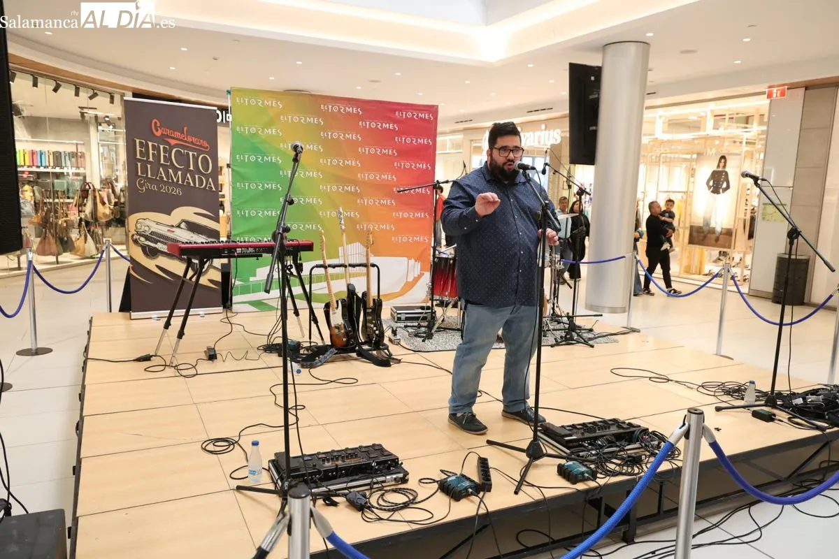 El grupo salmantinos Carameloraro ha presentado su gira nacional en el centro comercial El Tormes. Fotos: David Sañudo